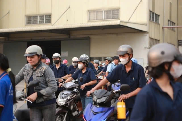 Công Nhân Khu Công Nghiệp Đại Đăng ở Phường Bình Dương Tan Ca